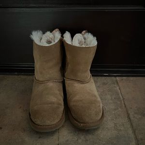 UGG Bailey bow in chestnut size 2Y